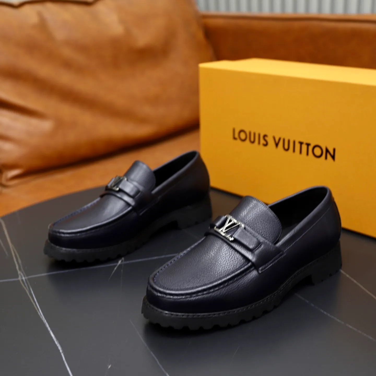 Ex-factory price: 600💰Louis Vuitton LV men's classic Oxford shoes, men's business formal boutique leather shoes, classic style, almond kernel exquisite toe, ultimate art, the whole shoe is made of imported cow leather (open edge beads), carefully selected, fine pores, excellent gloss, soft texture, strong toughness, durable and not easy to deform, apricot fetal cowhide leather lining, soft and comfortable, sweat-absorbent and breathable. Foam outsole, original box and dust bag packaging! Size: 38–44 (45/46 customized)
